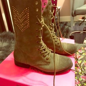 Adorable Combat boots.